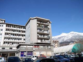 Aosta - Via Lucat, Agenzia San Grato di Marcoz Carlo Agenzia San Grato di Marcoz Carlo Klasyczne domy