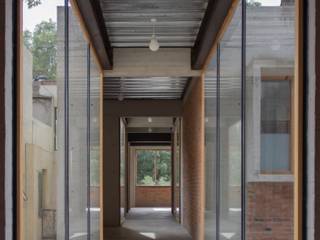 Casa Fresnos, ludens ludens Modern Corridor, Hallway and Staircase