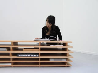 Bookcase / Coming Soon Galerie, Amandine Chhor & Aïssa Logerot - design studio Amandine Chhor & Aïssa Logerot - design studio ミニマルな 家