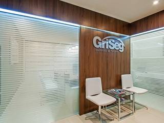 Escritório Griseg seguradora, Roesler e Kredens Arquitetura Roesler e Kredens Arquitetura 商業空間