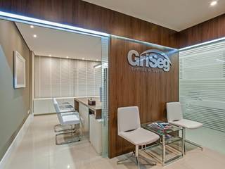 Escritório Griseg seguradora, Roesler e Kredens Arquitetura Roesler e Kredens Arquitetura Commercial spaces