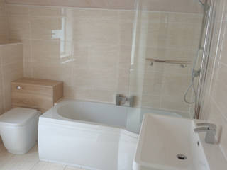 Coventry P Shaped Bath with Light Oak Vanity Furniture, Coventry Bathrooms Coventry Bathrooms Baños modernos