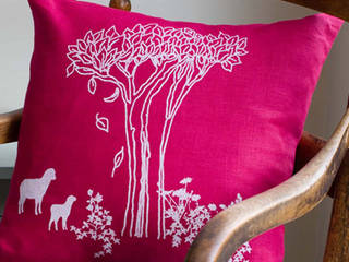 Hand Printed Linen Cushions, Helen Round Helen Round Wohnzimmer im Landhausstil