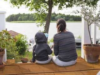 Terras in de tuin van het nieuwe duurzame materiaal: bamboe!, Veluwood B.V. Veluwood B.V. ระเบียง, นอกชาน