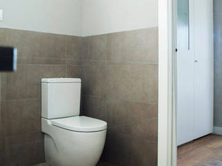 Reforma de baños en Sitges, Grupo Inventia Grupo Inventia Mediterranean style bathrooms