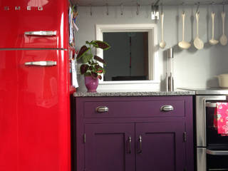 Small kitchen, big bold colour! Hallwood Furniture Кухня