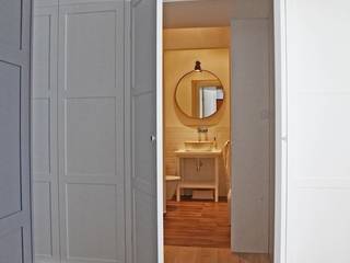mała biała łazienka gościnna w szafie - projekt i realizacja Anyform, anyform anyform Salle de bain scandinave