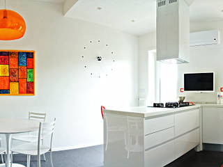 Open space e colore per una giovane famiglia, Archgallery Archgallery Modern kitchen