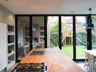 2-onder-1-kapper: De renovatie die er iets verbazingwekkends van maakt!, van Os Architecten van Os Architecten Modern kitchen