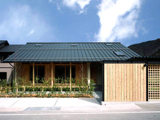 大きな屋根に守られて, 芦田成人建築設計事務所 芦田成人建築設計事務所 Eclectic style houses