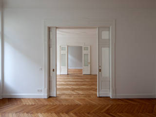 Stadtwohnung in Berlin, Eingartner Khorrami Architekten Eingartner Khorrami Architekten Salones clásicos
