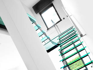 Trap uit natuurlijk blauw staal met glazen treden en drie bordessen, YBIS YBIS Stairs