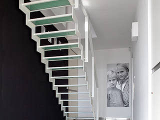 Geschilderde stalen trap met glazen treden, YBIS YBIS Stairs