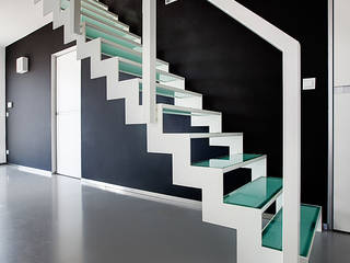 Geschilderde stalen trap met glazen treden, YBIS YBIS Лестницы