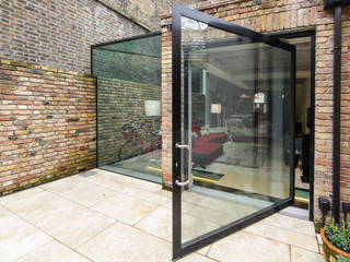 Pivot door and Side Return Glass Box Extrensin Maxlight Puertas y ventanas de estilo moderno