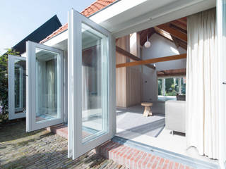 OUTstee, UMBAarchitecten UMBAarchitecten Puertas y ventanas de estilo moderno