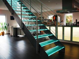 Glastreppen, lifestyle-treppen.de lifestyle-treppen.de ห้องโถงทางเดินและบันไดสมัยใหม่