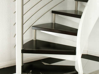 Kontrastreiche Wendeltreppe erfüllt den Wunsch nach moderner Architektur, STREGER Massivholztreppen GmbH STREGER Massivholztreppen GmbH Koridor & Tangga Modern