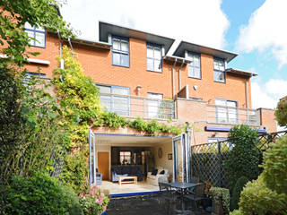 Bi Folds fitting into townhouse homify Portas e janelas modernas