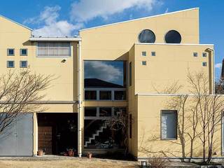 生成りのビルトインガレージハウス, H2O設計室 ( H2O Architectural design office ) H2O設計室 ( H2O Architectural design office ) Moderne Häuser