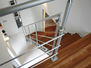 TAS Glass & Wood Step, Morita Aluminum Industry, INC. Morita Aluminum Industry, INC. Pasillos, halls y escaleras minimalistas