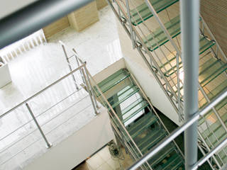 TAS Glass & Wood Step, Morita Aluminum Industry, INC. Morita Aluminum Industry, INC. Pasillos, halls y escaleras minimalistas