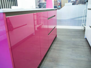 cocina blanca y fucsia con isla, Suarco Suarco Modern Mutfak