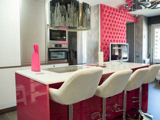 cocina blanca y fucsia con isla, Suarco Suarco Modern Mutfak