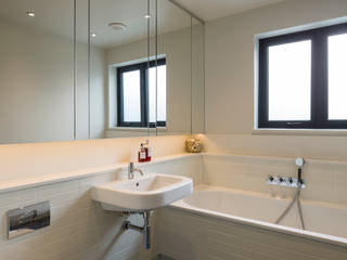 Stylish family bathroom in refurbished 1930s London house Jones Associates Architects Baños modernos house extension, house refurbishment, modern extension, contemporary extension, house renovation, rear extension, roof extension, 1930s house, North London house extension, North London house refurbishment, Crouch End house extension, Crouch End house refurbishment, Crouch End house renovation, Crouch End house alterations, Crouch End architect, Muswell Hill house extension, Muswell Hill house refurbishment, Muswell Hill house renovation, Muswell Hill house alterations, Muswell Hill architect, N10 house extension, N10 house refurbishment, N10 house renovation, N10 house alterations, N10 architect, modern bathroom, contemporary bathroom, family bathroom, geometric tiles, Moroccan tiles,