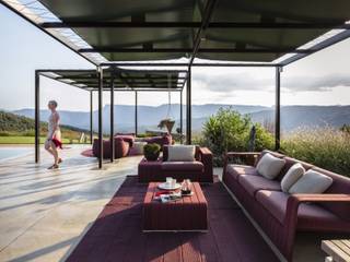 La Casa con vista Perfecta: Piscina, Terraza chill out, Casa de huéspedes y Acabados en Piedra, VelezCarrascoArquitecto VCArq VelezCarrascoArquitecto VCArq Jardines de estilo rústico Pérgolas, toldos e invernaderos