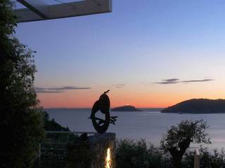 Una villa con piscina sul tetto - Tra le Cinque Terre e la Versilia, Maurizio Grassi Architetto Maurizio Grassi Architetto Mediterranean style balcony, veranda & terrace