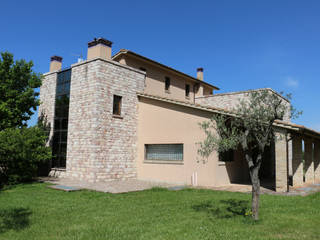 Villa in Campagna ad Assisi, Studio di Bioarchitettura Brozzetti Adriano Studio di Bioarchitettura Brozzetti Adriano Rumah Gaya Country