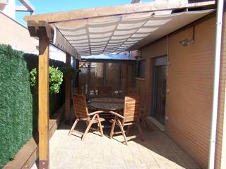 Pérgola de madera adosada, con toldo de pliegues. Madera Garden Jardines de estilo mediterráneo