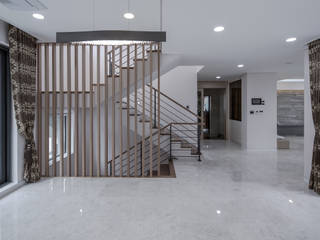 homify Modern Corridor, Hallway and Staircase