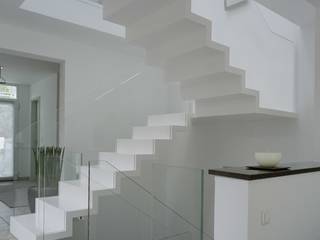 Faltwerktreppen, Aufleiter & Roy GmbH Aufleiter & Roy GmbH Pasillos, vestíbulos y escaleras modernos