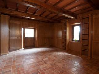 Boiserie per antico casale, Falegnameria Grelli Falegnameria Grelli Living room