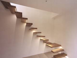 Schwebende Erscheinung: puristische Kragarmtreppen, Aufleiter & Roy GmbH Aufleiter & Roy GmbH Minimalist corridor, hallway & stairs