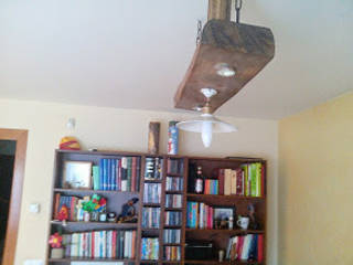 lampara con viga de madera de la casa i lampara restaurada con cadena de forja, RECICLA'RT RECICLA'RT Phòng ăn phong cách mộc mạc