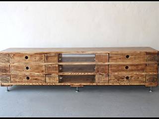 Großes Sideboard aus Europaletten, ReFactura ReFactura Livings de estilo industrial