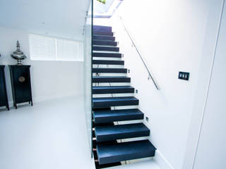 Classic and minimalistic Floating Stairs with black steps, Railing London Ltd Railing London Ltd Modern Corridor, Hallway and Staircase