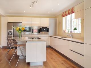 Minimalist High Gloss Contemporary Kitchen Modern kitchen by in-toto Kitchens Design Studio Marlow Modern