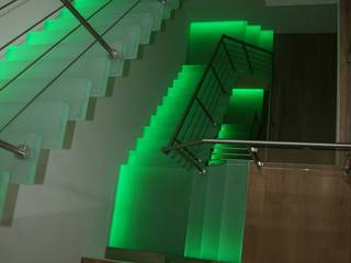zwevende glazen trappen met groene verlichting Allstairs Trappenshowroom Trap Trappen