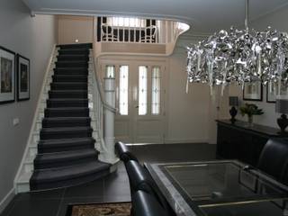 Mooie klassieke wit gelakte Allstairs design trappen, Allstairs Trappenshowroom Allstairs Trappenshowroom Vestíbulos, pasillos y escalerasEscaleras