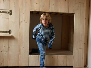 stapelbedhuisje met bureau, klauterkamer klauterkamer Habitaciones para niños de estilo minimalista