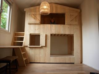 stapelbedhuisje met bureau, klauterkamer klauterkamer Minimalist nursery/kids room