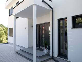 ELK Kundenhaus , ELK Fertighaus GmbH ELK Fertighaus GmbH Pintu & Jendela Modern