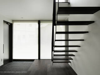 035カルイザワハウス, atelier137 ARCHITECTURAL DESIGN OFFICE atelier137 ARCHITECTURAL DESIGN OFFICE Modern corridor, hallway & stairs Wood Black