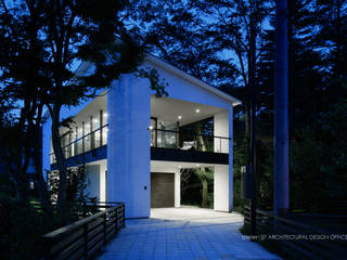 外観夕景～035カルイザワハウス atelier137 ARCHITECTURAL DESIGN OFFICE モダンな 家 白色