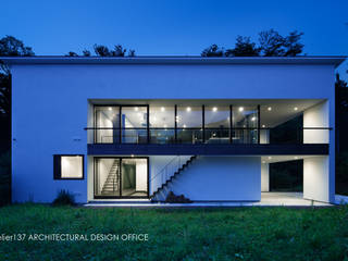 外観夕景～035カルイザワハウス atelier137 ARCHITECTURAL DESIGN OFFICE モダンな 家 白色