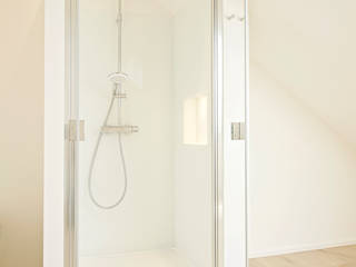 Dachgeschossausbau, Helm Design by Helm Einrichtung GmbH Helm Design by Helm Einrichtung GmbH Modern bathroom Bathtubs & showers